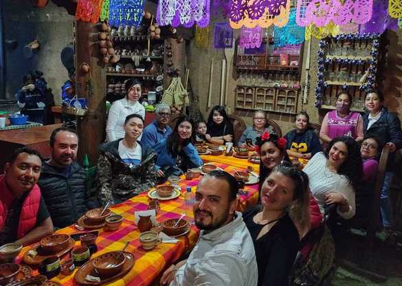 Turistas internacionales en Michoacán durante Día de Muertos en Cocina Tradicional